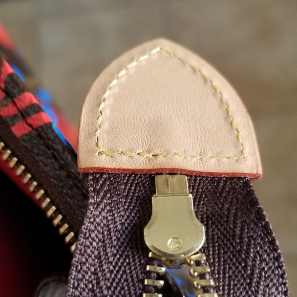 🎉SALE🎉Louis Vuitton 26 pouch - Picture 6 of 14